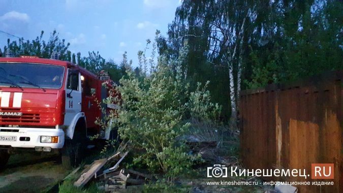 На улице Карла Либкнехта загорелся сарай