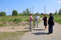 В деревне Луговое ремонтируют тротуар на улице Школьной