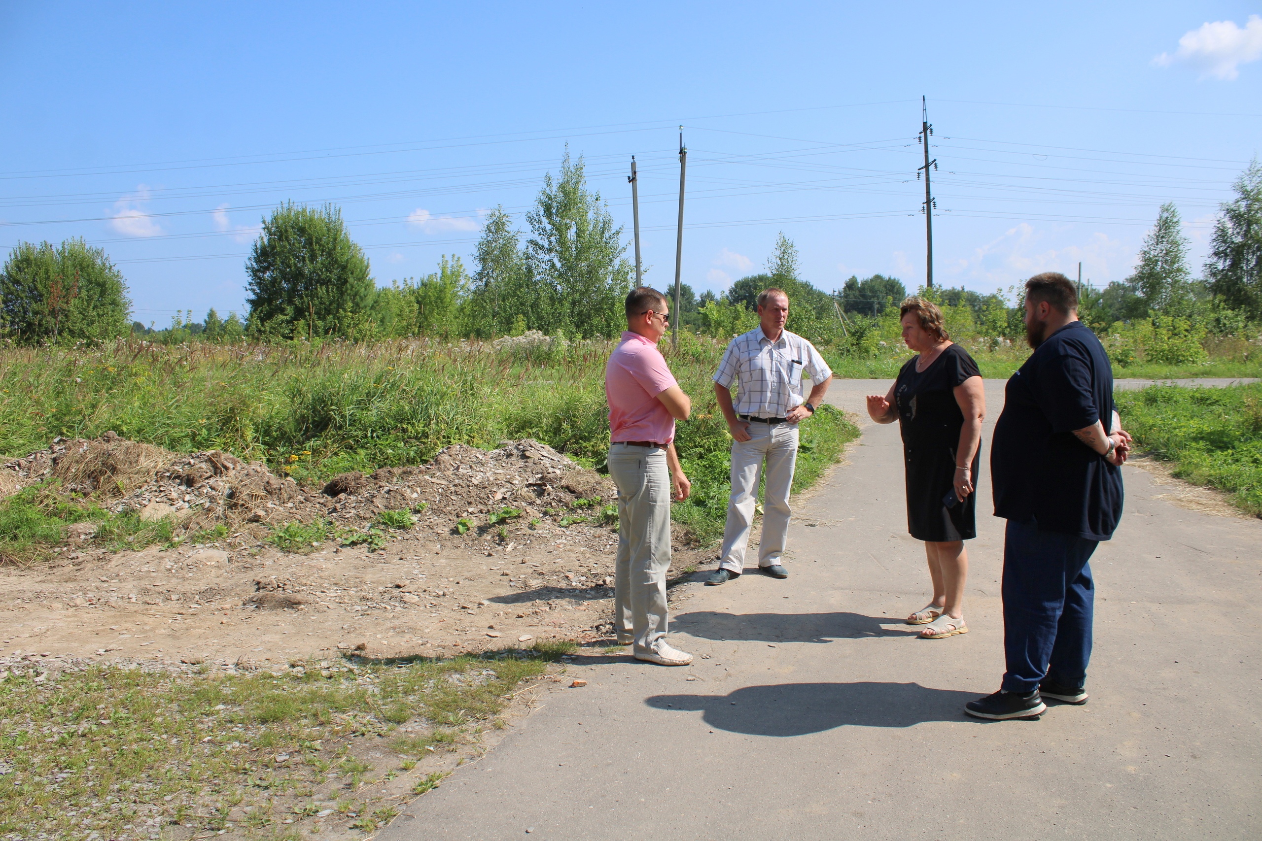 В деревне Луговое ремонтируют тротуар на улице Школьной