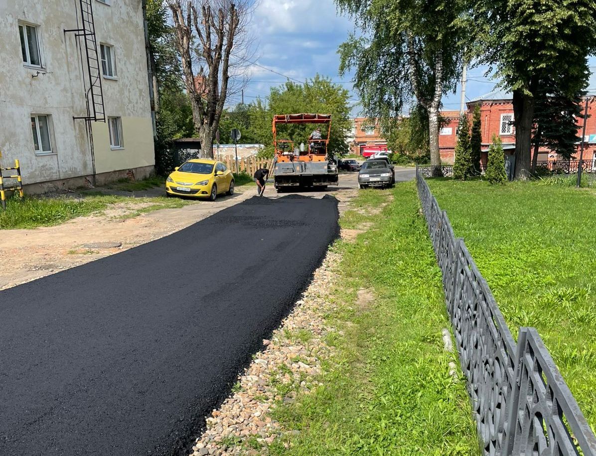 В Наволоках благоустраивают территорию у обелиска героям