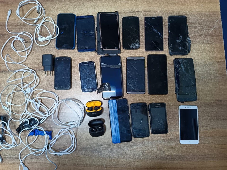 В колонии ИК-4 и ИК-5 пытались пронести мобильники и комплектующие