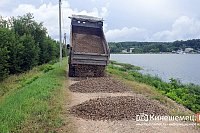 УГХ засыпает щебнем дамбу на реке Кинешемке