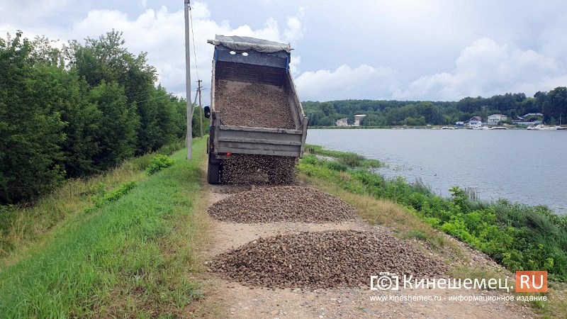 УГХ засыпает щебнем дамбу на реке Кинешемке