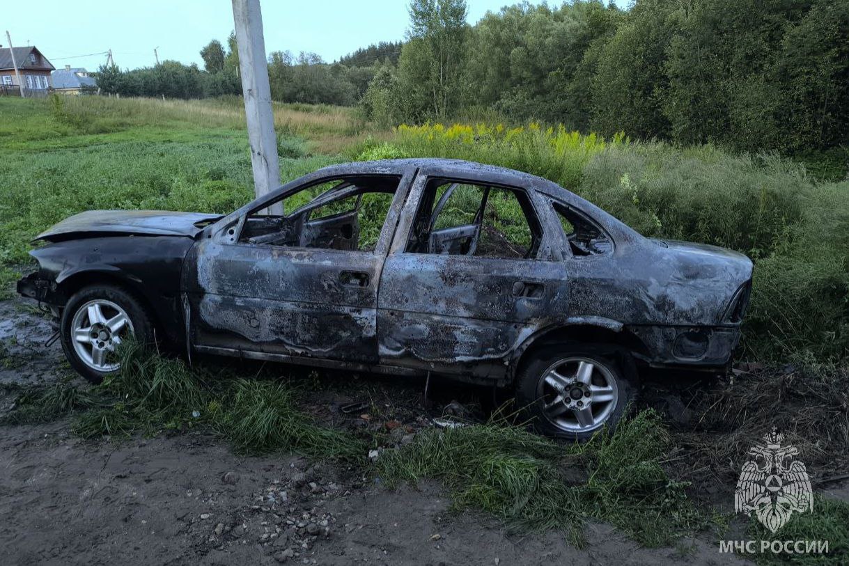 В Кинешме загорелся автомобиль с водителем