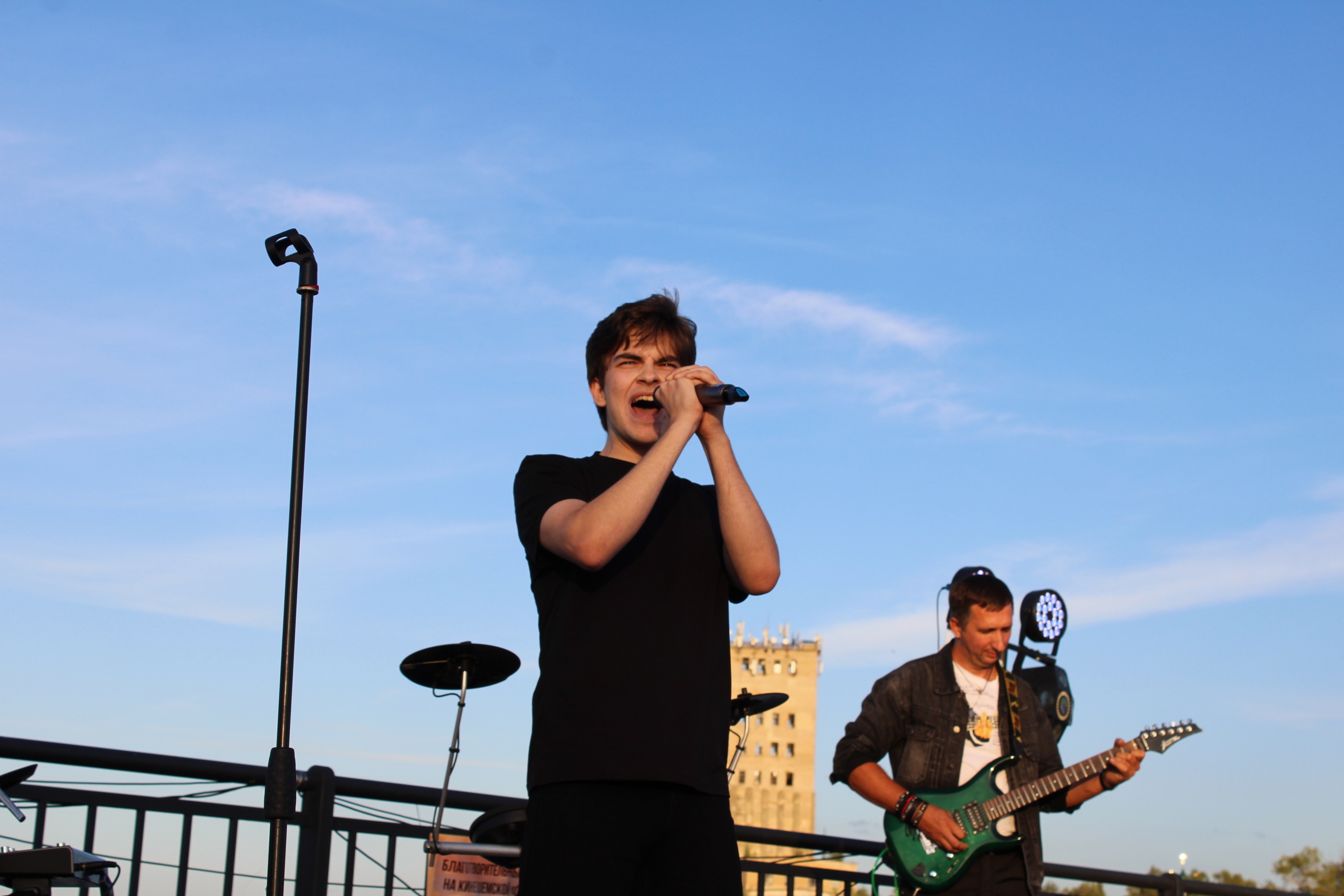 На Стрелке у Никольского моста прошел большой благотворительный концерт