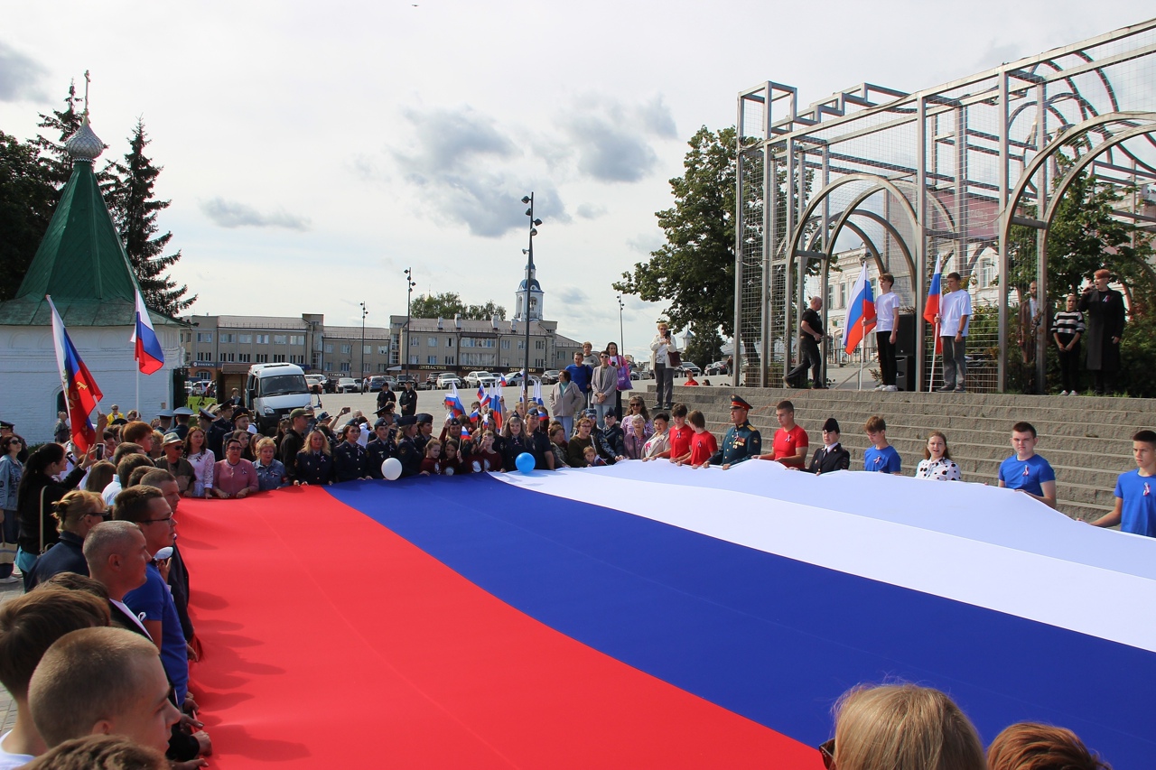 В День Российского флага в Кинешме развернули 10-метровый триколор