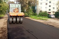 На улице Декабристов укладывают первый слой асфальта