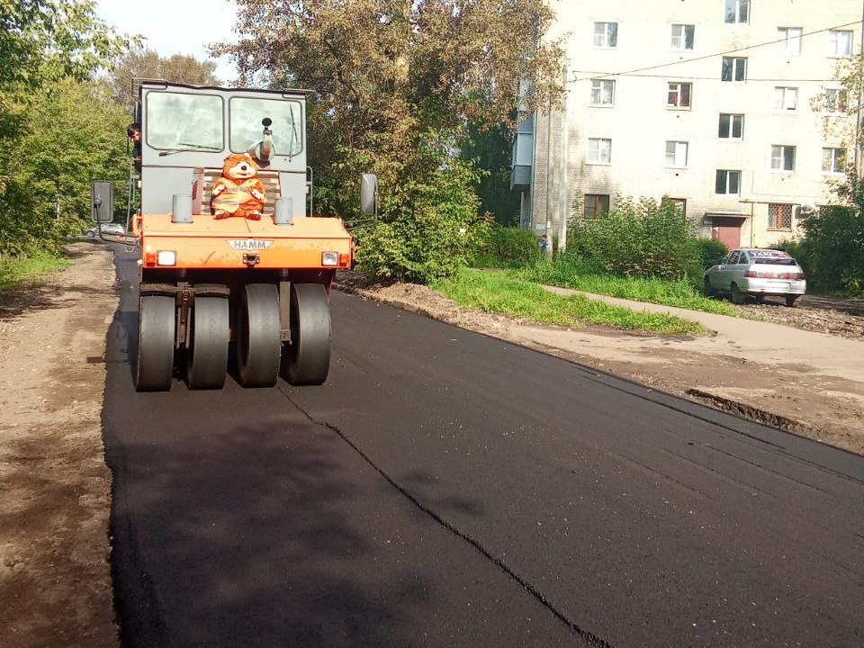 На улице Декабристов укладывают первый слой асфальта