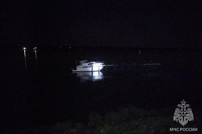 Капитан в шоке, пассажир мертв: катер врезался в опору старого причала в Наволоках