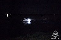 Капитан в шоке, пассажир мертв: катер врезался в опору старого причала в Наволоках