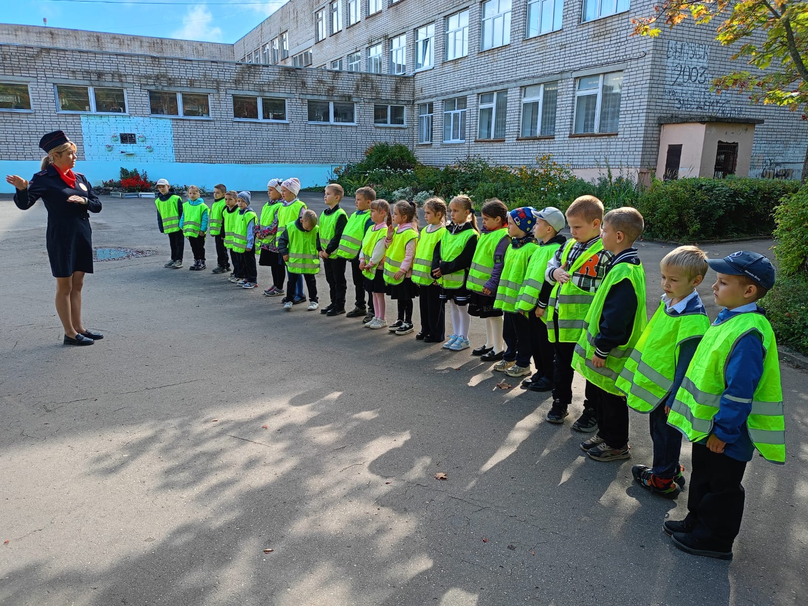 В Кинешме сотрудники Госавтоинспекции провели занятие с первоклассниками