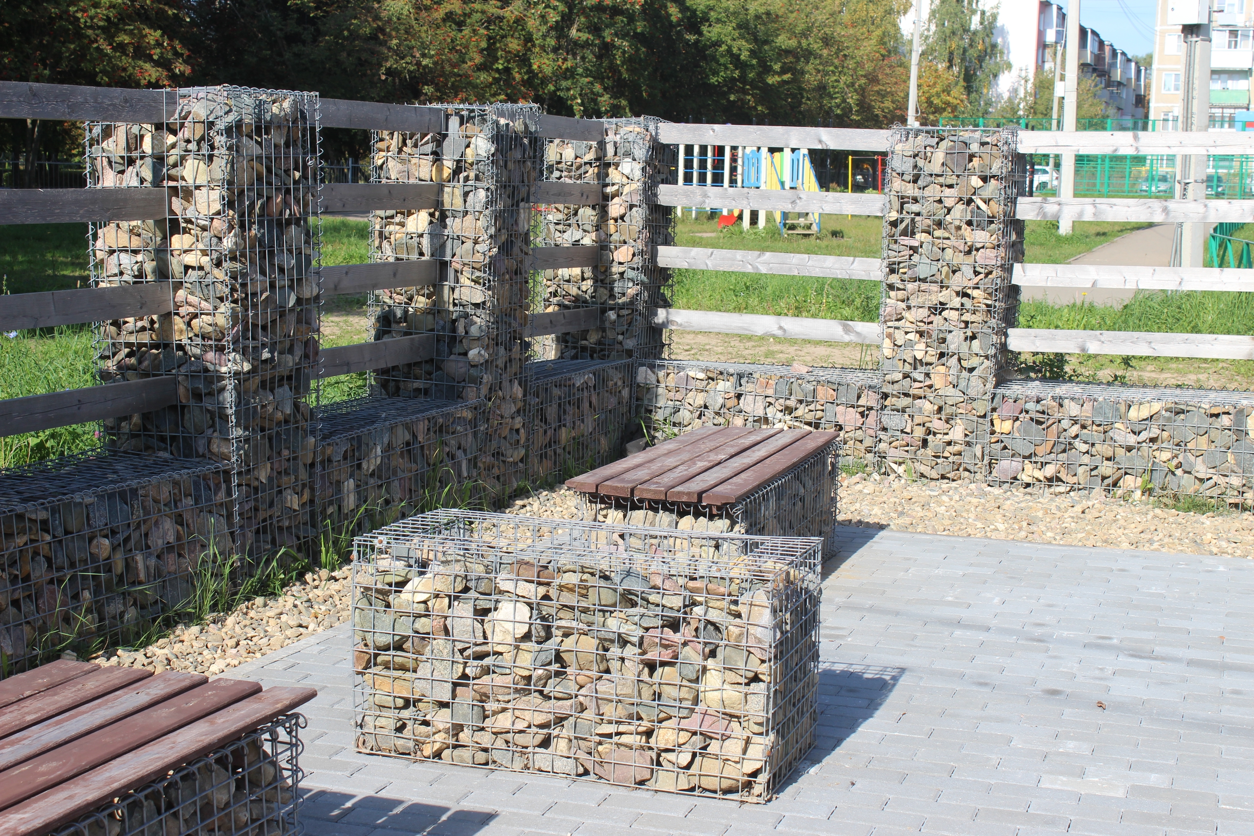 На улице Щорса завершили благоустройство сквера с габионами