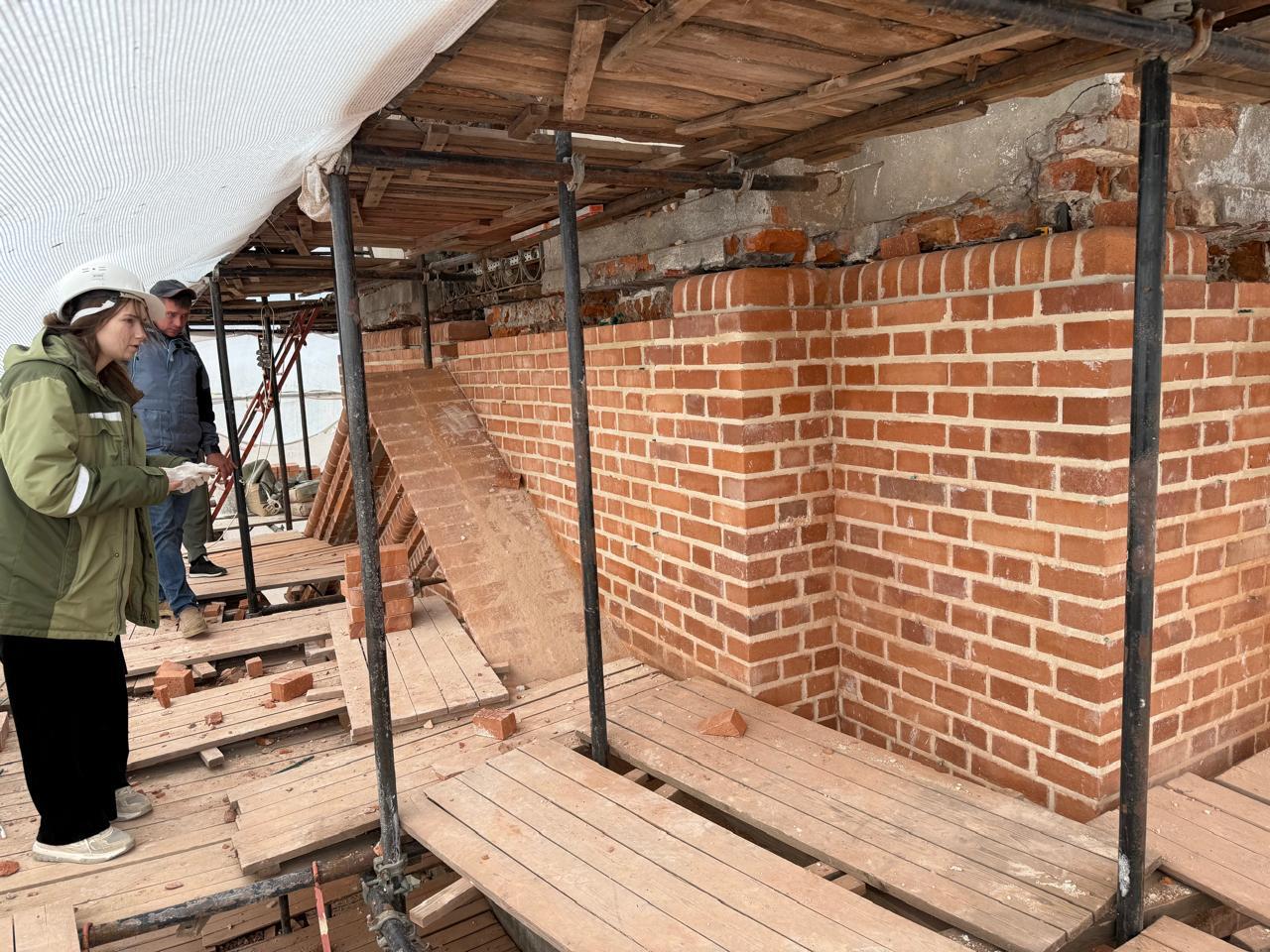 Продолжается реставрация колокольни Троице-Успенского собора