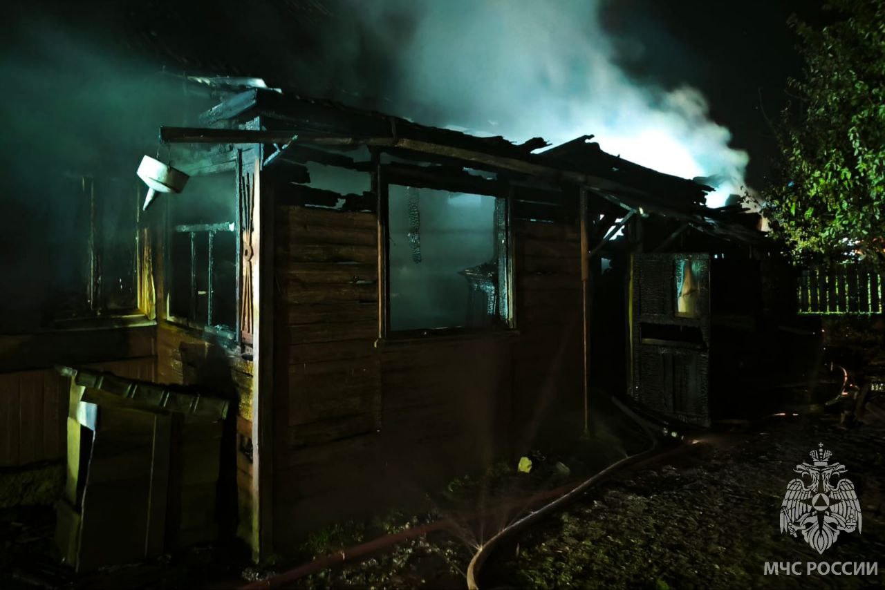 На улице Ушакова сгорел частный дом