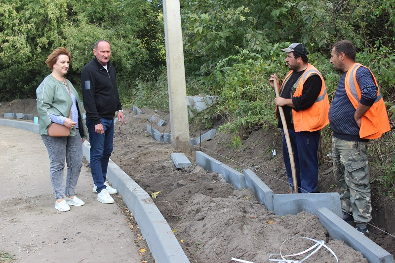 На «Анилплощадке» строят тротуар