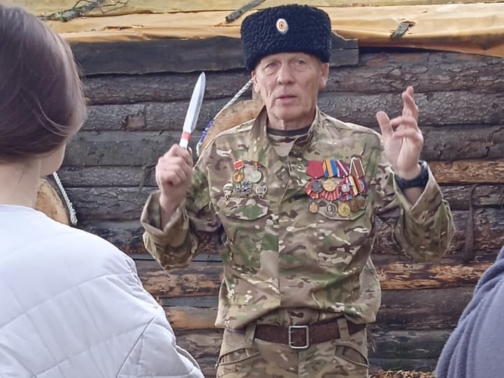 Участник СВО провел на «Рубеже маршала А.М. Василевского» мастер-класс по спортивному метанию ножа