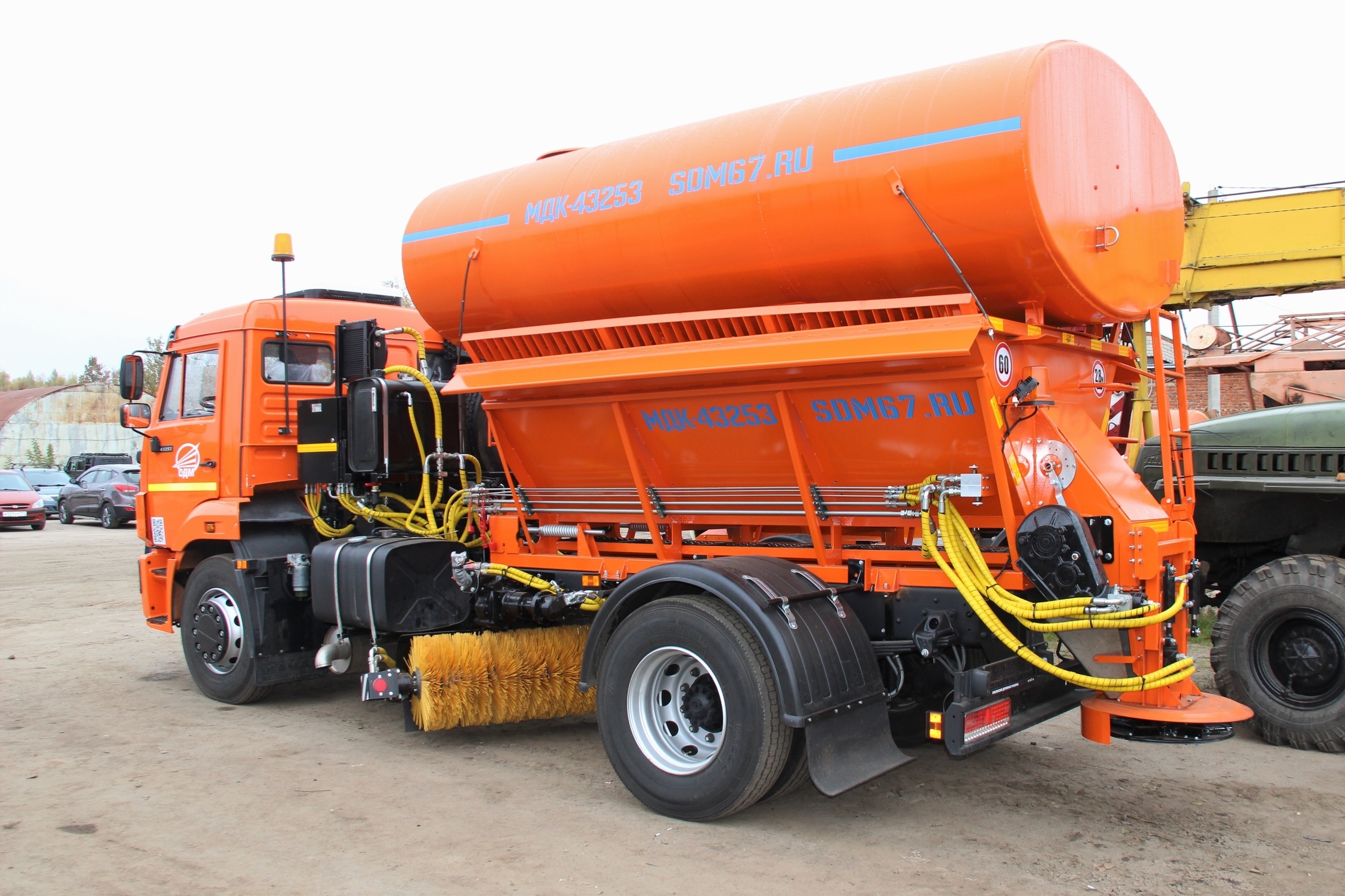 Для УГХ закупили новую комбинированную дорожную машину