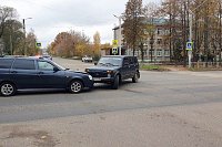 На перекрестке у школы №19 столкнулись ВАЗ-2111 и «Нива»