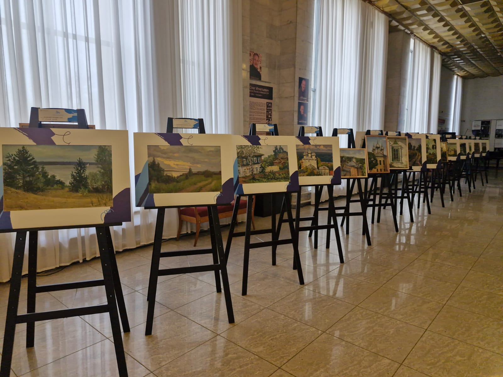 В Кинешемском театре открылась выставка картин молодых художников