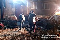 В Кинешме при свете фонарей асфальтируют придомовые территории