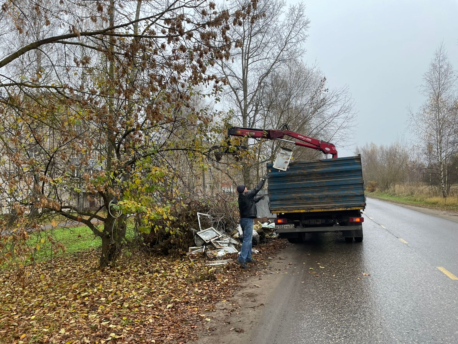 В Наволоках начались работы по уборке завалов веток у контейнерных площадок