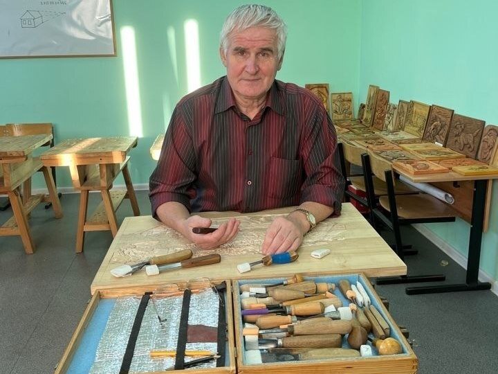 Художник Николай Кудрявцев представил на выставке в Твери два панно о героях-земляках