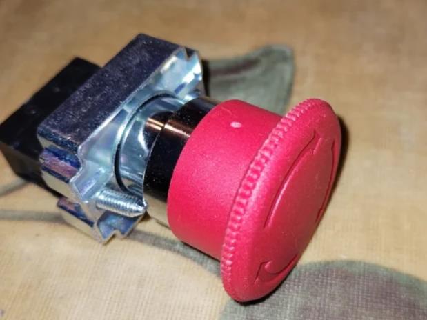 Влагозащищенные кнопки управления: критерии выбора для промышленных объектов