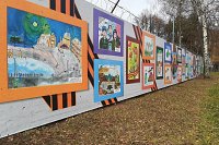 Ограждения у Дома культуры и в городском парке в Наволоках украсили яркими баннерами