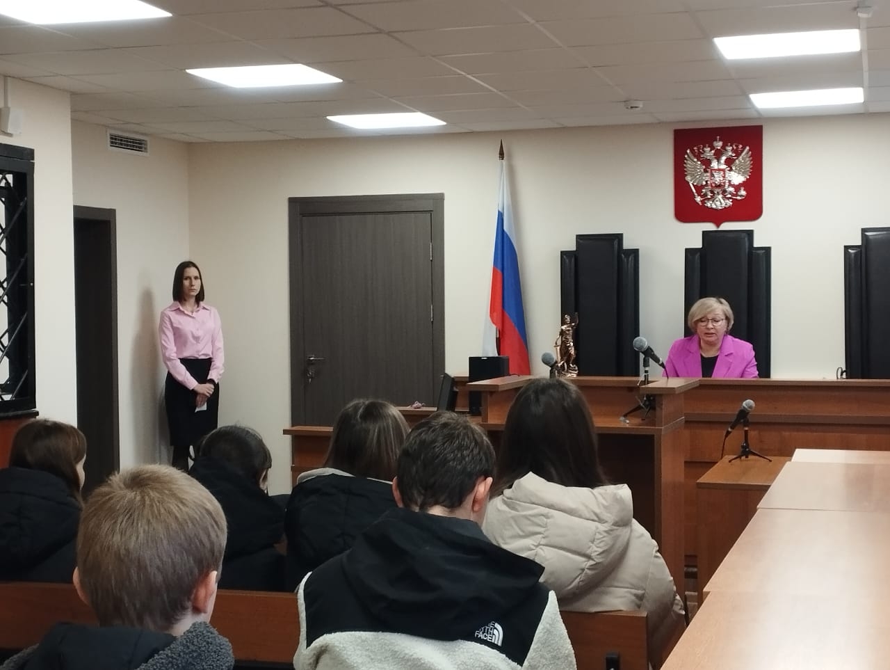 Ученики школы №19 посетили с экскурсией Кинешемский суд