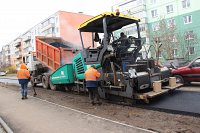 На дороге по ул. Декабристов дорожники уложили второй слой асфальта