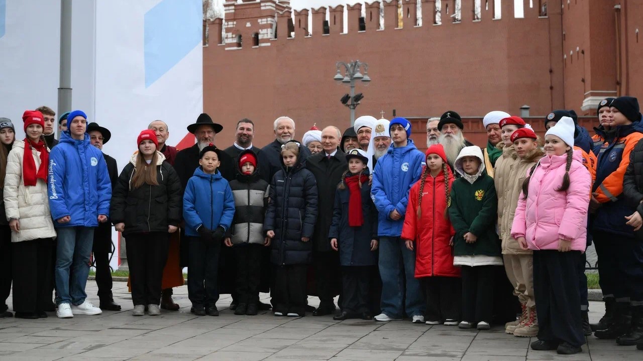 Дочь участника СВО из Ивановской области встретилась с Владимиром Путиным в День народного единства