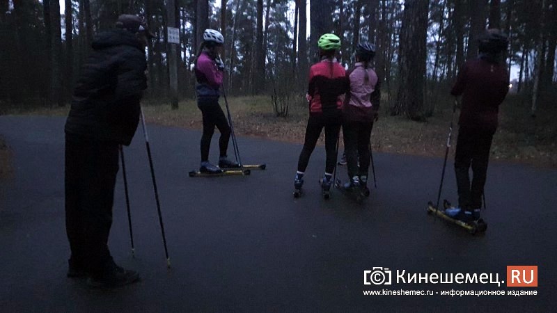 На лыжероллерной трассе в Кинешме дети тренируются в полной темноте
