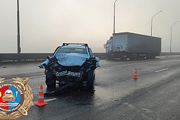 На мосту через Волгу «Мерседес» с полуприцепом влетел в отбойник и другой автомобиль