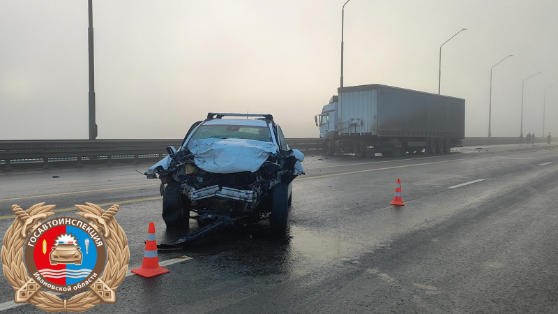 На мосту через Волгу «Мерседес» с полуприцепом влетел в отбойник и другой автомобиль