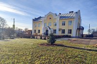 У здания администрации в Наволоках высадили голубую ель