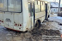 На улице Правды пассажирский автобус провалился в мягкий грунт