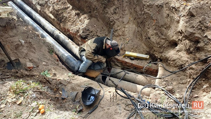 19 ноября на ул. Воеводы Боборыкина продолжают ремонтировать водопровод