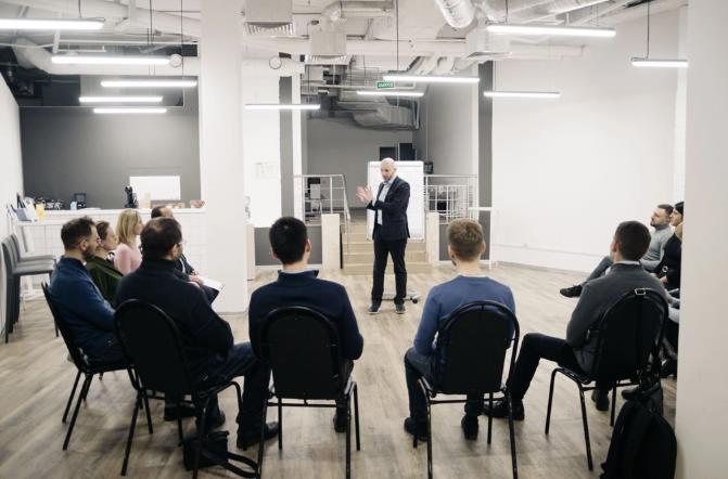 Использование пауз и ритма речи для усиления эффекта