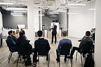 Использование пауз и ритма речи для усиления эффекта