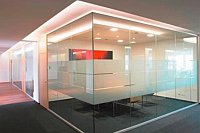 Как стеклянные перегородки помогают улучшить акустику и концентрацию в офисе