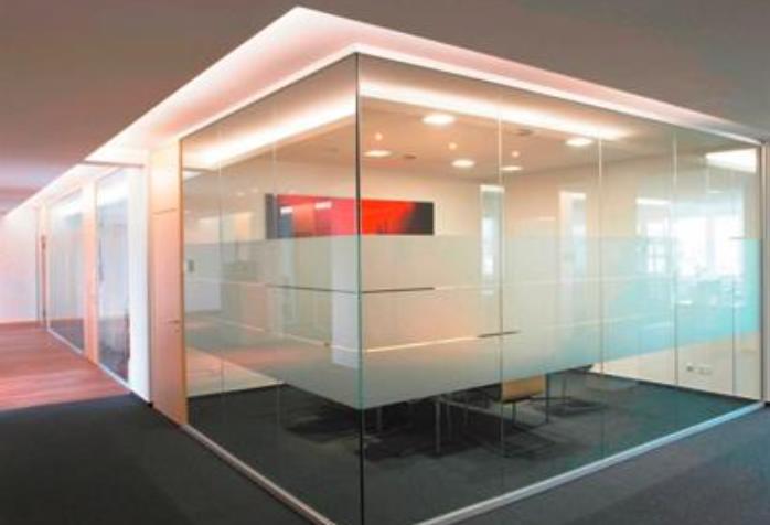 Как стеклянные перегородки помогают улучшить акустику и концентрацию в офисе