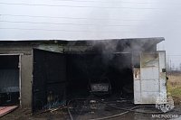 На улице Фестивальной на пожаре в гараже пострадали два человека