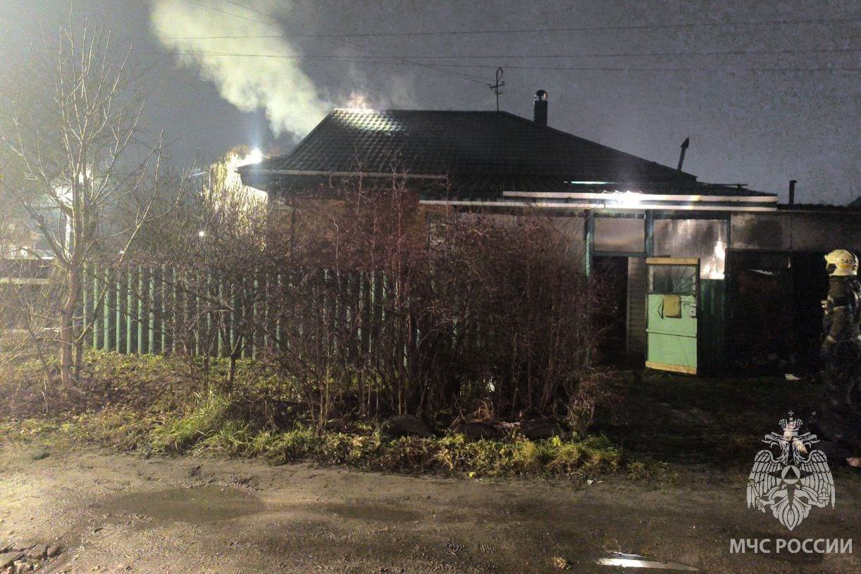 На улице Правды загорелись частный дом и гараж