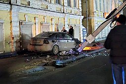 На ул.Комсомольской иномарка влетела в опору освещения