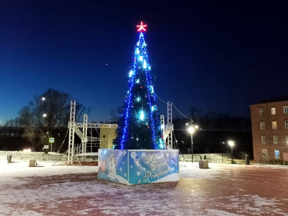 На Базарной площади в Наволоках установили главную новогоднюю елку