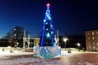 На Базарной площади в Наволоках установили главную новогоднюю елку