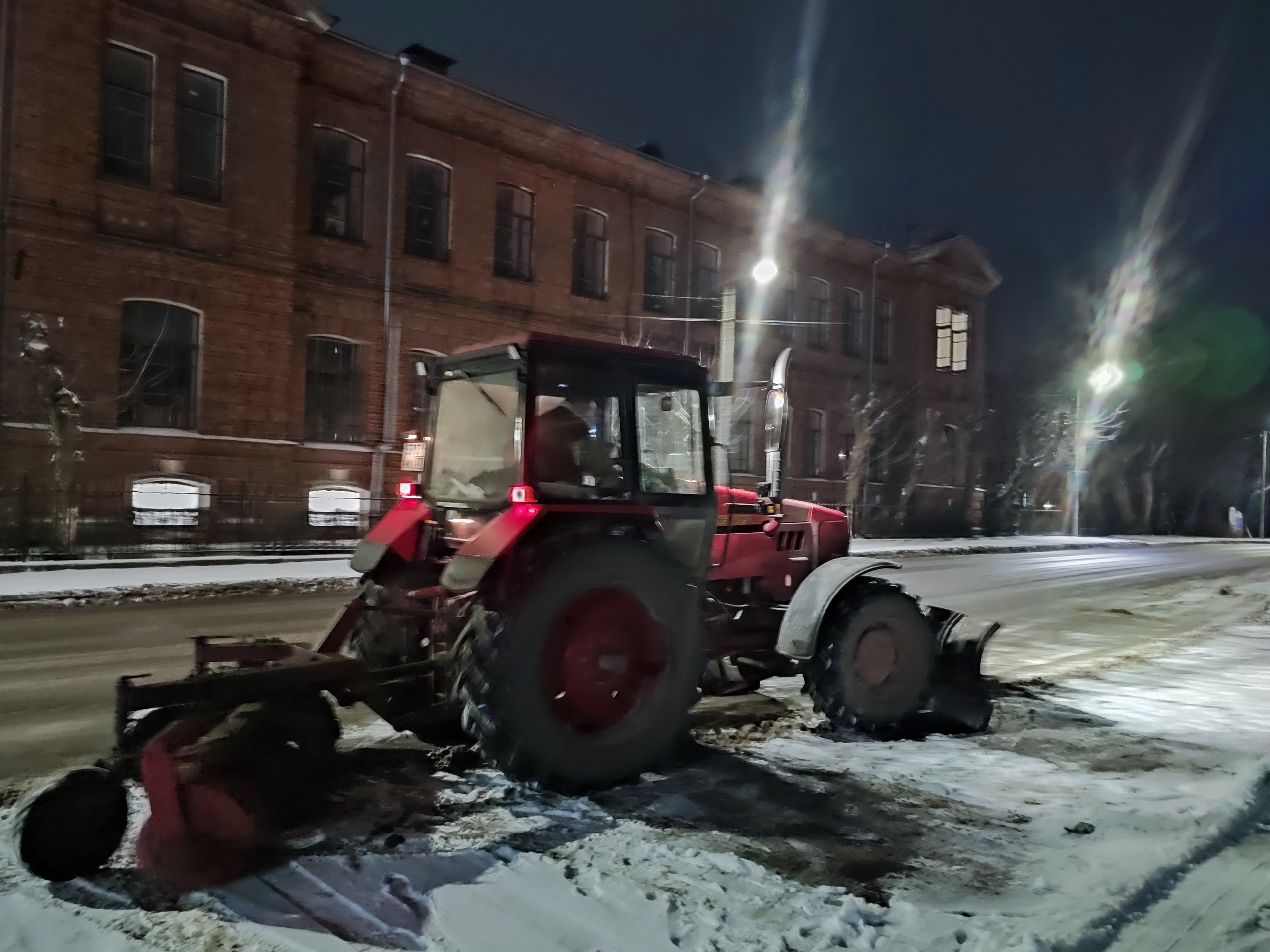 УГХ Кинешмы расчищает от снега дороги и тротуары