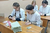 Студенты Кинешемского медколледжа изготавливают для нужд участников СВО сухой душ