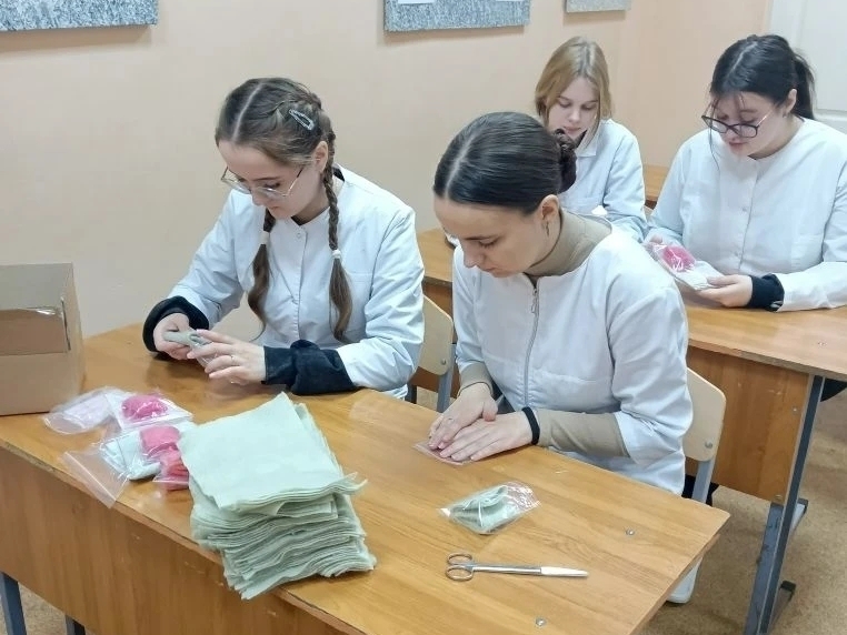 Студенты Кинешемского медколледжа изготавливают для нужд участников СВО сухой душ
