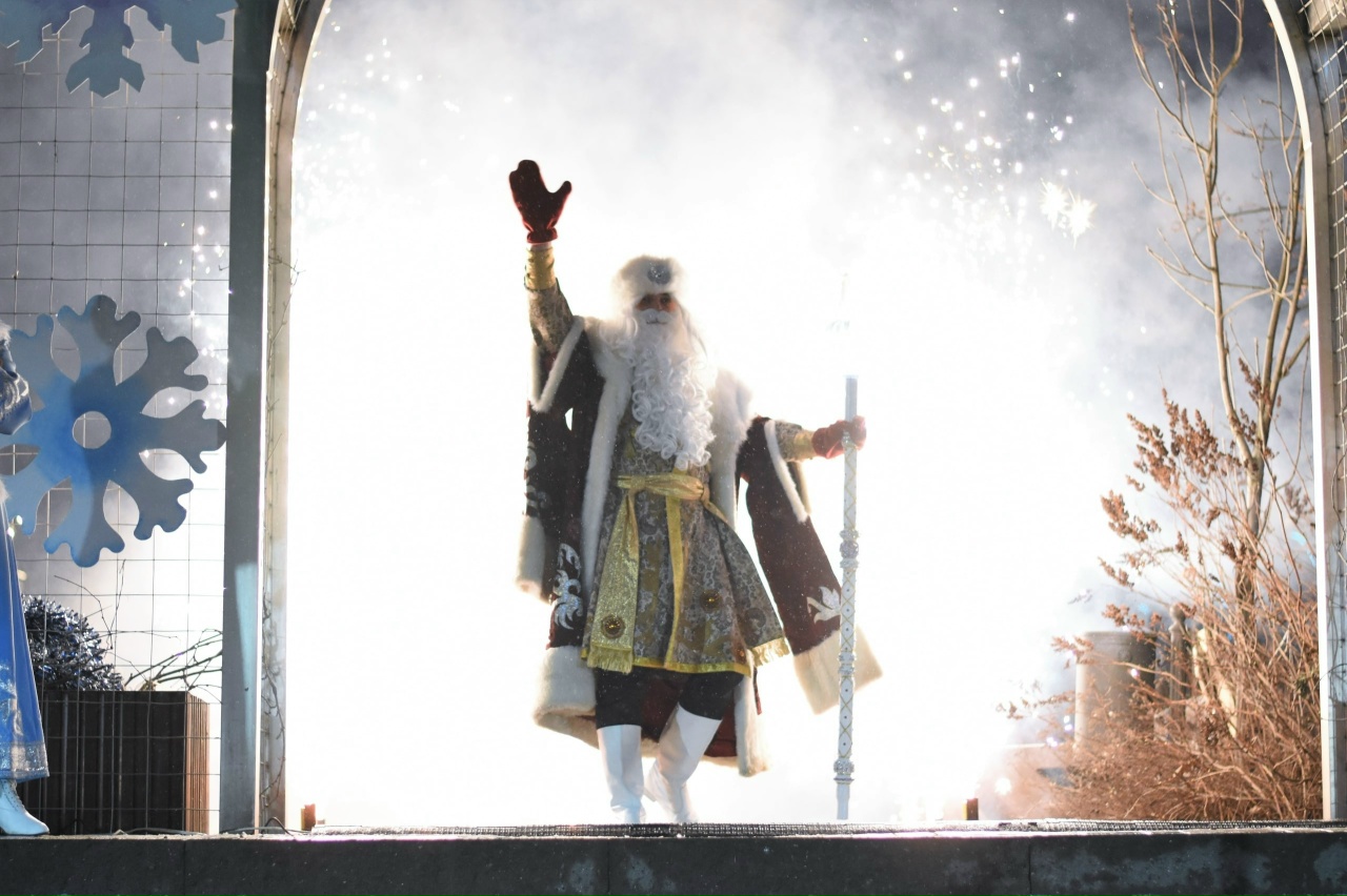 В Кинешме встретили Деда Мороза и зажгли огни на главной новогодней ёлке